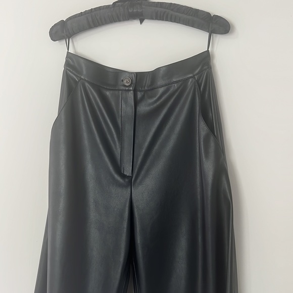 BLACK VEGAN LEATHER CROPPED TROUSERS - Picture 4 of 10